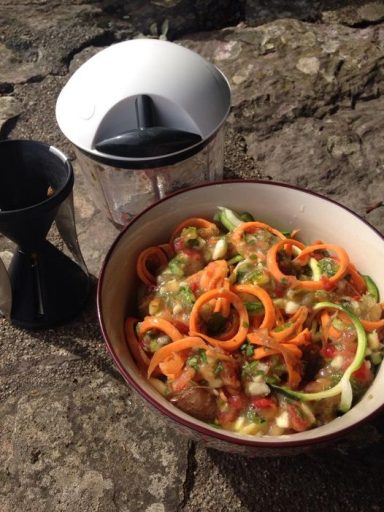 Spaghettis de courgettes, radis noirs et carottes